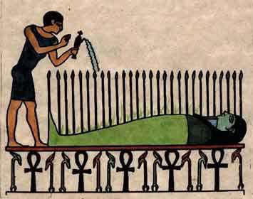 Ο Όσιρις ξαπλωμένος πάνω στο νεκρικό κρεβάτι δηλώνεται με πράσινο χρώμα και πάνω στο σώμα του φυτρώνουν οι σπόροι της γης