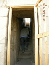 Ανεβαίνοντας την κλίμακα στο εσωτερικό του πυλώνα Καρνάκ