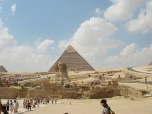 Η πυραμίδα του Χεφρήνου στην Γκίζα και η σφίγγα με το ναό της κοιλάδας.